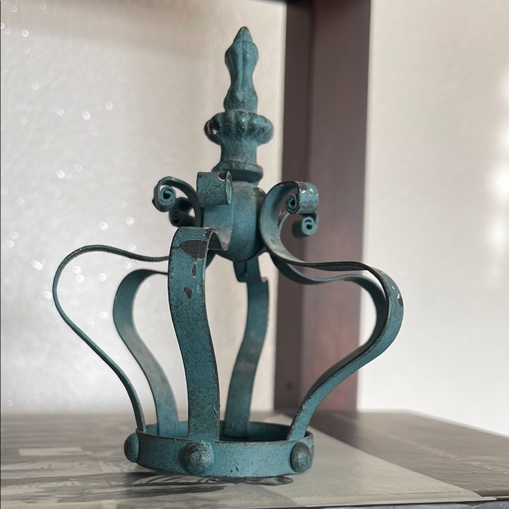 Rustic Blue Crown Decor - Picture 3 of 13